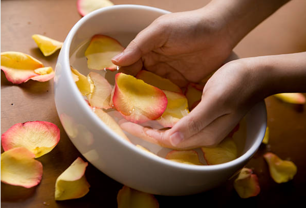 गुलाब जल के 6 जादुई फायदे 4 Screenshot 2025 0126 181319