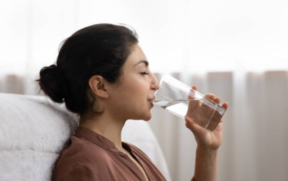 जानिए खड़े होकर पानी पीना हमारे शरीर के लिए कैसे नुकसानदायक है। 20 Screenshot 2025 0416 150320